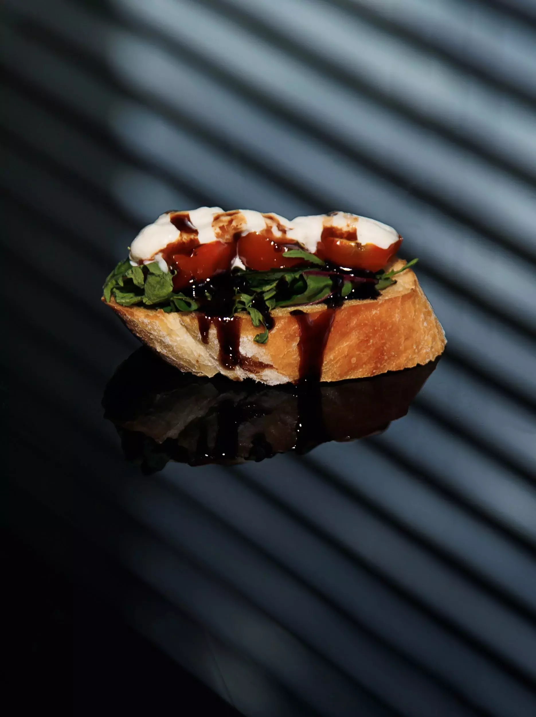 <h4><strong>1. Микс салата с томатами конфи и страчателлой</strong></h4><p class="">Погрузитесь в мир свежести и вкуса с нашей брускеттой, на которой гармонично сочетаются хрустящий микс салата и нежные томаты конфи. Завершающим аккордом служит кремовая страчателла, придающая блюду изысканность и насыщенность.</p>